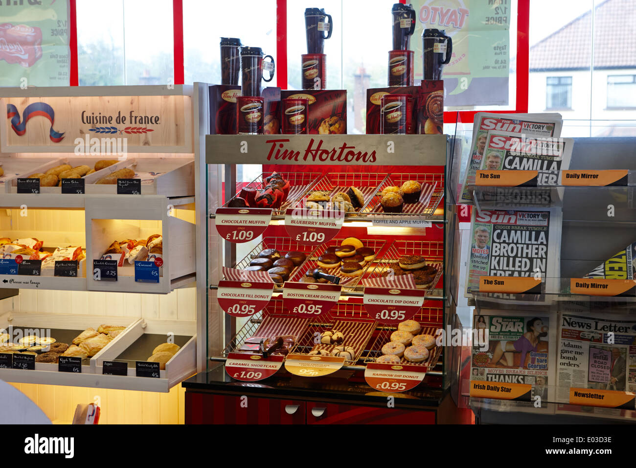 Tim Hortons Donuts anzeigen in einem Supermarkt Tankstelle in Nordirland Stockfoto