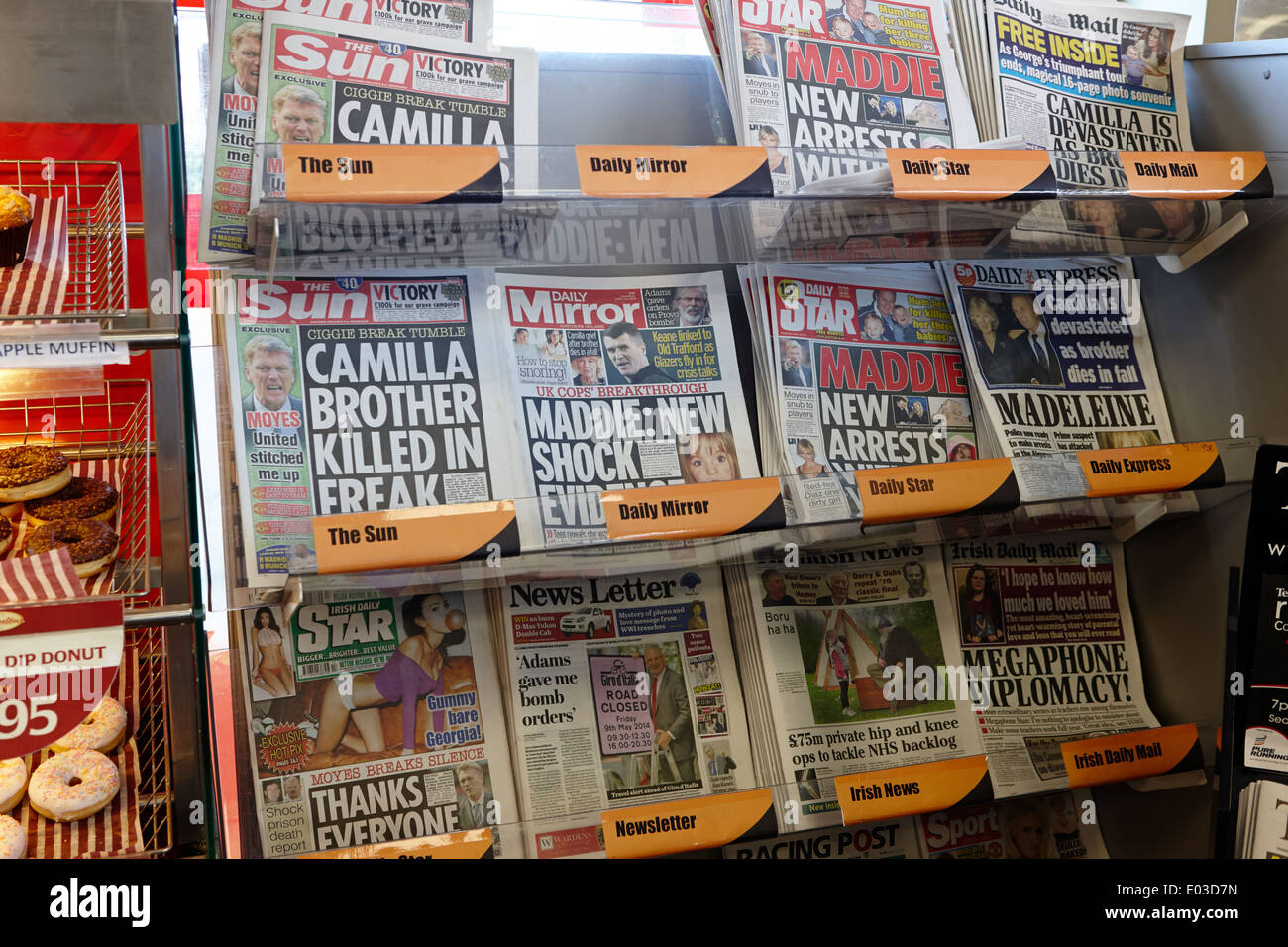 Tageszeitungen für den Verkauf in einem Supermarkt Tankstelle in Nordirland Stockfoto