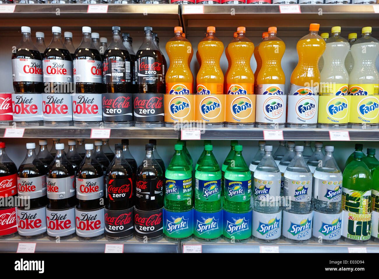 Reihen von 2 Literflaschen Limonade auf dem Display in einer Tankstelle Convenience-Store in Nordirland Stockfoto