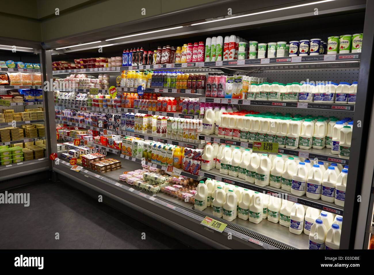 Kältemaschine Kabinett Milchprodukte und Getränke in einem Supermarkt Tankstelle in Nordirland Stockfoto