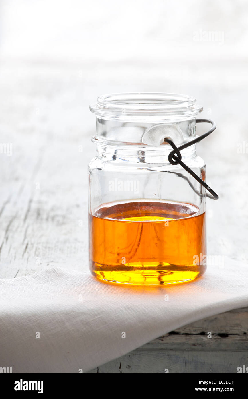 Hagebuttenkernöl aus Klarglas Mason Jar, sieht aus wie Honig Stockfoto