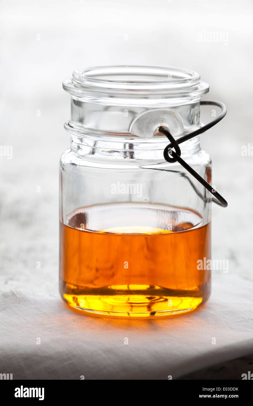 Hagebuttenkernöl aus Klarglas Mason Jar, sieht aus wie Honig Stockfoto