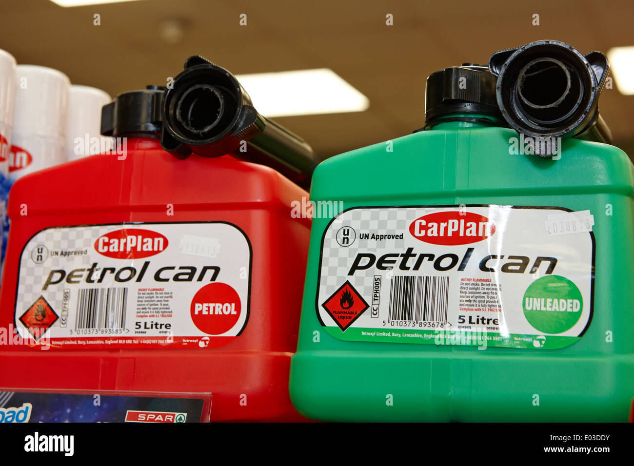 verbleitem und unverbleitem Benzin-Dosen für den Verkauf in einem Geschäft in Großbritannien Stockfoto