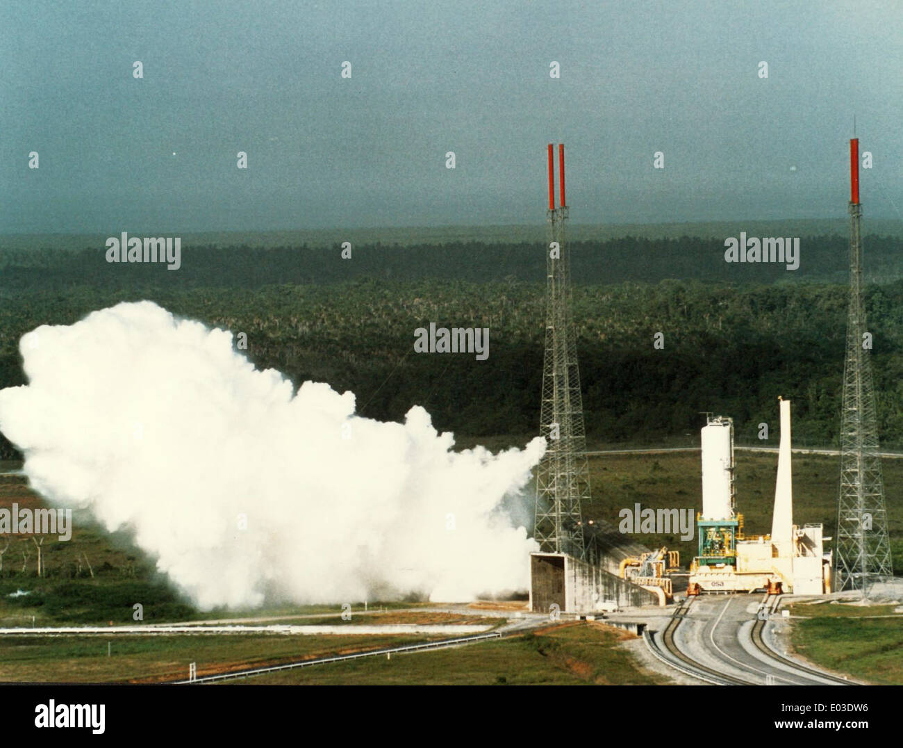 Die Ariane 5 ist eine europäische Trägerrakete für schwere Lasten, die Satelliten und Raumfahrzeuge in die Umlaufbahn transportieren. Die von der Europäischen Weltraumorganisation (ESA) entwickelte Ariane 5 war ein wichtiger Bestandteil des europäischen Raumfahrtprogramms, dessen Start 1996 erfolgreich war. Dieses Bild zeigt das Fahrzeug im Hochglanzzustand vor der Markteinführung im Dezember 1994. Stockfoto