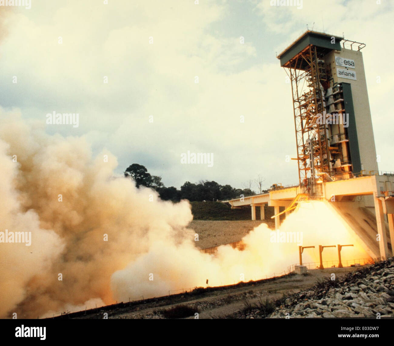 Dieses Hochglanzfoto zeigt die Ariane-5-Rakete, eine europäische Raumfahrtagentur, die von der Europäischen Weltraumorganisation (ESA) entwickelt und für verschiedene Weltraummissionen eingesetzt wurde. Die Ariane 5 ist bekannt für ihre Zuverlässigkeit und Nutzlastkapazität und spielt eine Schlüsselrolle beim Start von Satelliten und Nutzlasten in die Umlaufbahn. Stockfoto