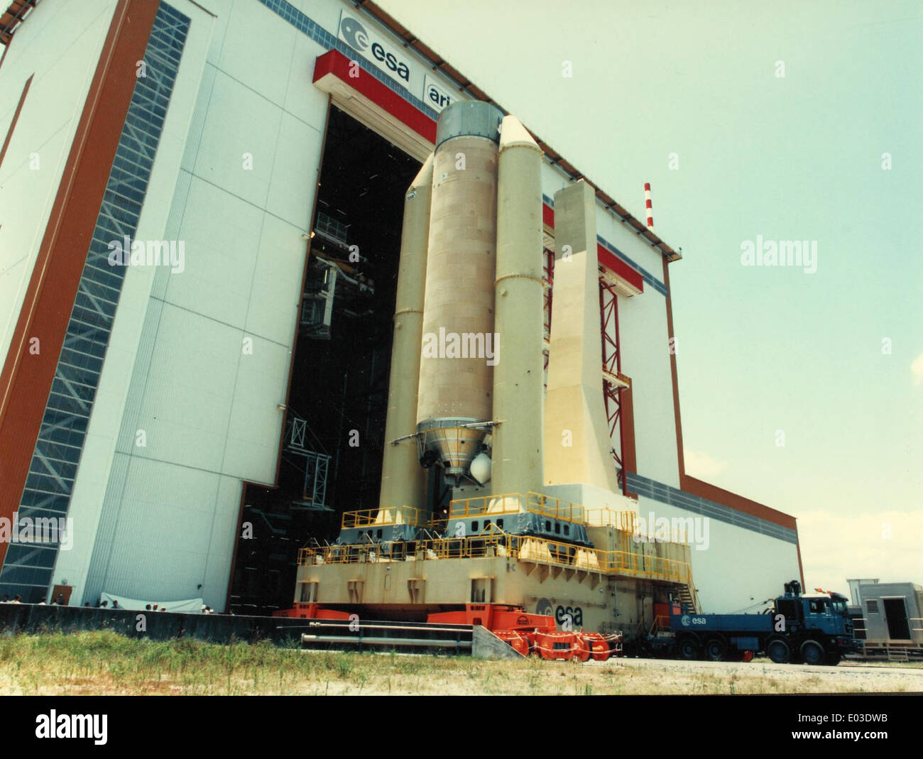 Die Ariane 5 ist eine europäische Rakete, die von der Europäischen Weltraumorganisation (ESA) entwickelt wurde. Seit seinem ersten Flug im Jahr 1996 wird er für den Transport von Nutzlasten in den Weltraum eingesetzt. Dieses Hochglanzfoto erfasst die Rakete während der Startvorbereitung. Stockfoto