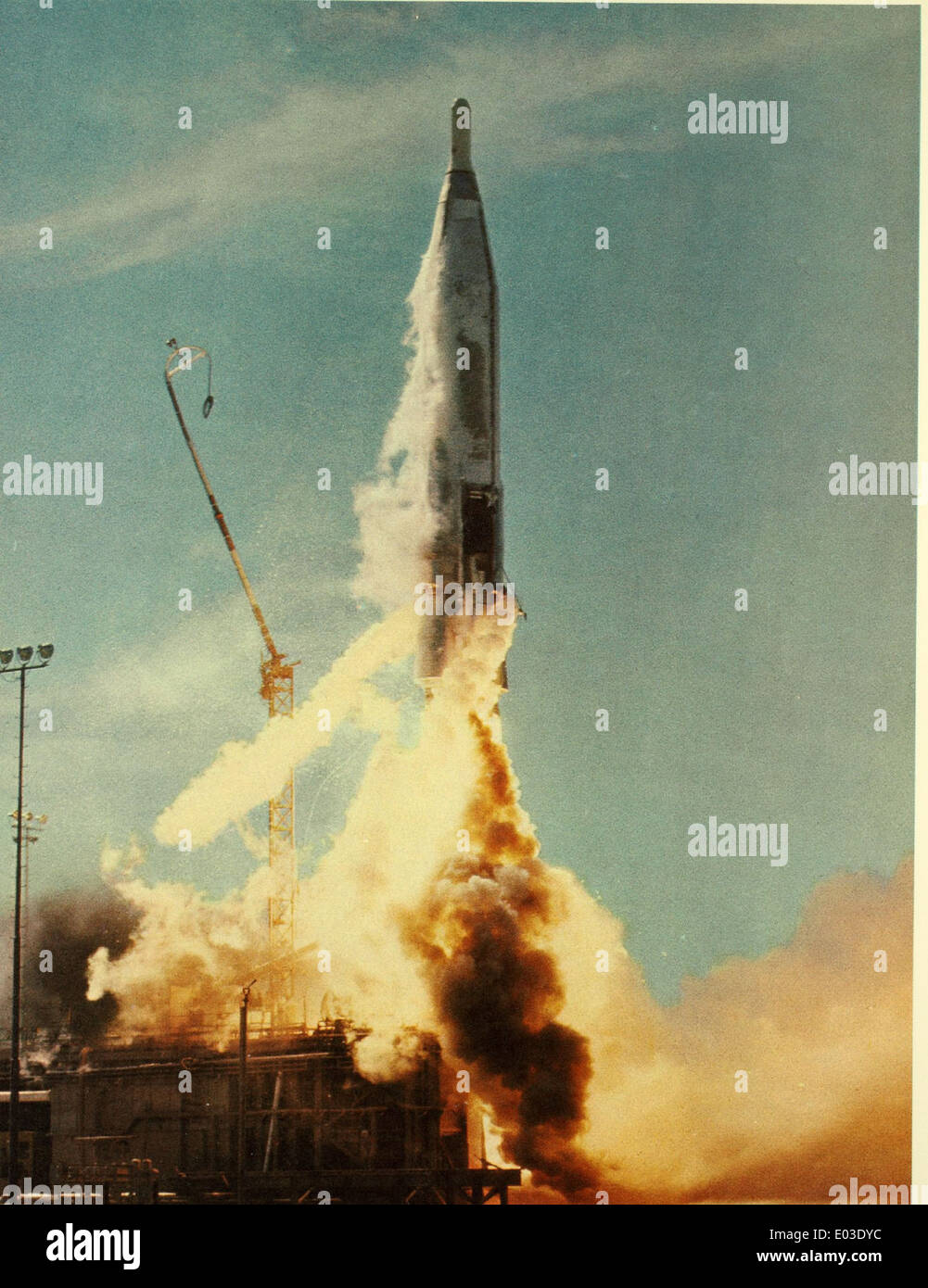 Der Convair Atlas war eine zentrale Rakete in der US-amerikanischen Raumfahrtgeschichte. Entwickelt zwischen 1959 und 1965, wurde es zu einer der ersten interkontinentalen ballistischen Raketen (ICBM), die von den USA eingesetzt wurden. Das Bild zeigt die Entwicklung und Erprobung des Convair Atlas und markiert einen wichtigen Meilenstein in der Raumfahrt und der Raketentechnologie des Kalten Krieges. Stockfoto