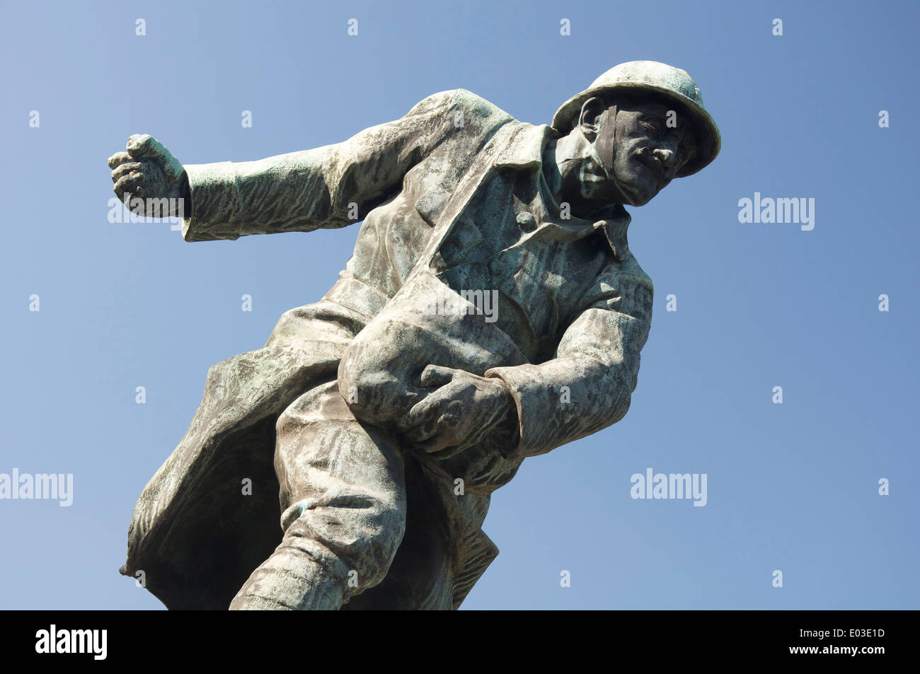 Erinnerung. Ersten Weltkrieg Denkmal in der Market Square von Montlhéry. Die Bronzestatue zeigt einen französischen Infanteristen eine Granate zu werfen. Frankreich. Stockfoto