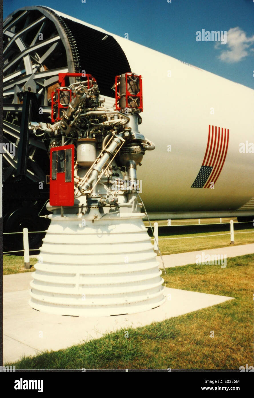 Die Saturn-V-Rakete, die von der NASA entwickelt wurde, war das Trägerfahrzeug, das Astronauten während der Apollo-Missionen zum Mond brachte. Dieses Hochglanzfoto zeigt die Kraft und das Design der legendären Rakete, die in mehreren Missionen zwischen 1967 und 1973 eingesetzt wurde. Stockfoto