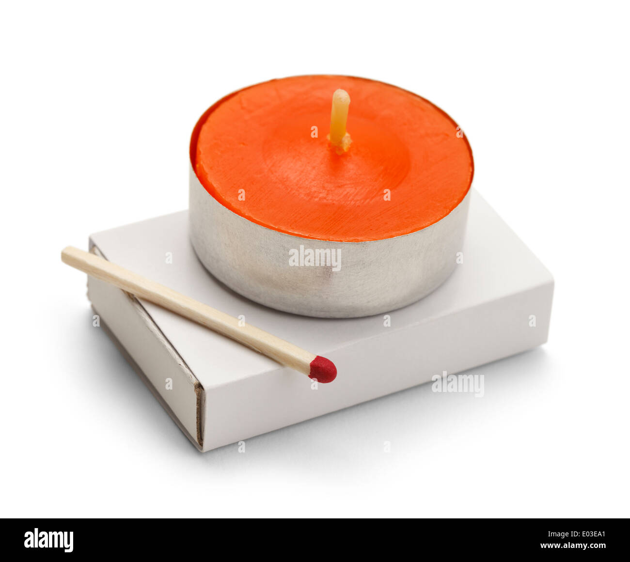 Orange Kerze mit Matches isoliert auf weißem Hintergrund. Stockfoto