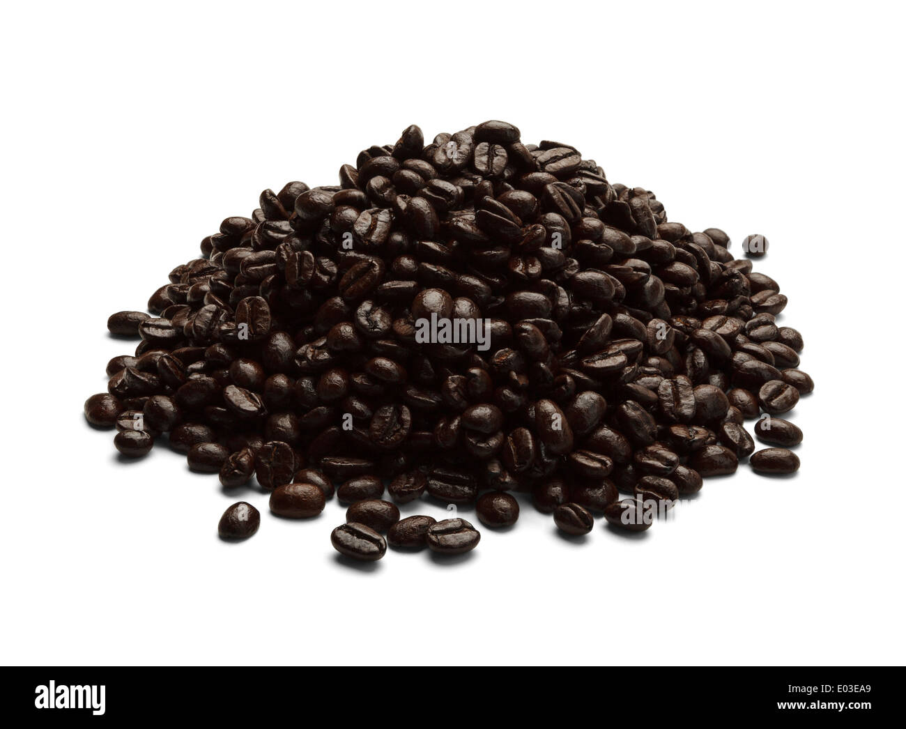 Haufen von schwarzen Kaffee Bohnen, Isolated on White Background. Stockfoto