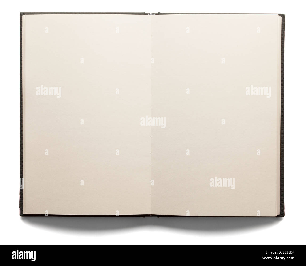 Leere weiße Seiten in ein offenes Hardcover Buch isoliert auf einem weißen Hintergrund. Stockfoto