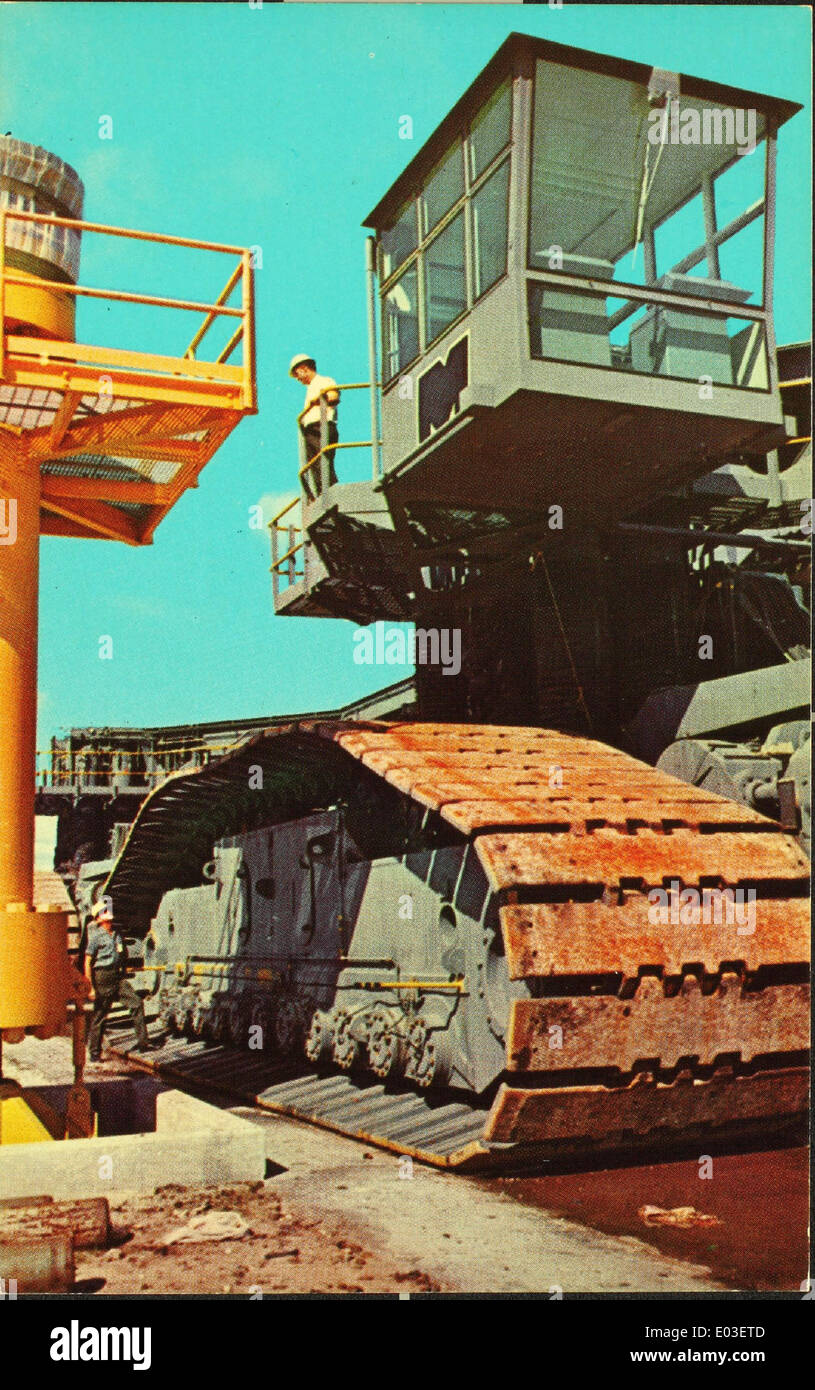 Ein Hochglanzfoto des John F. Kennedy Space Center (JFK Space Center), das seine Schlüsselrolle bei der Weltraumforschung zeigt. Im Zentrum wurden zahlreiche historische NASA-Starts durchgeführt, darunter auch bemannte Missionen zum Mond. Stockfoto