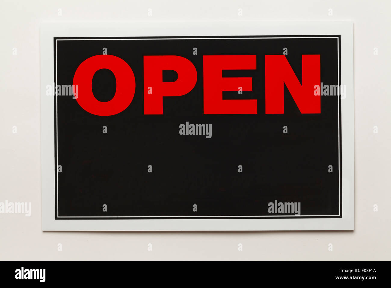 Schild "geöffnet" mit textfreiraum Isolated on White Background. Stockfoto