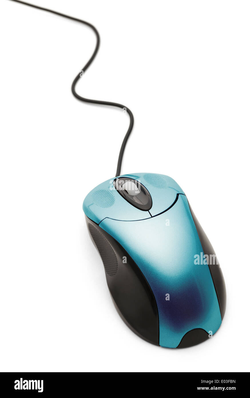 Blaue Computermaus mit Schnur Isolaed auf weißem Hintergrund. Stockfoto