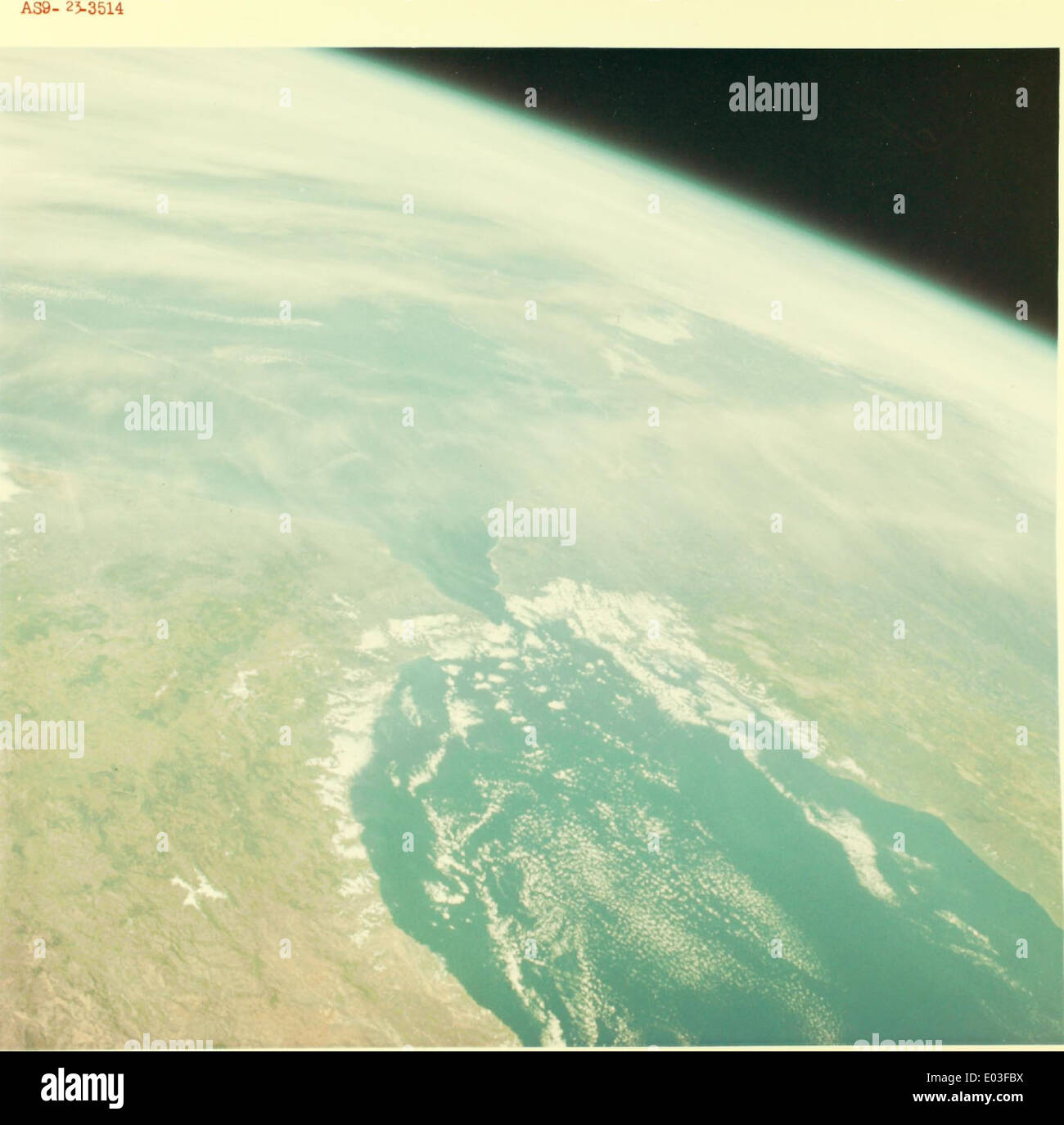 Dieses Hochglanzfoto der NASA zeigt die Erde aus dem Weltraum und zeigt die einzigartige Krümmung und die atmosphärischen Merkmale des Planeten. Es ist Teil der Sammlung von Bildern aus verschiedenen Weltraummissionen. Stockfoto