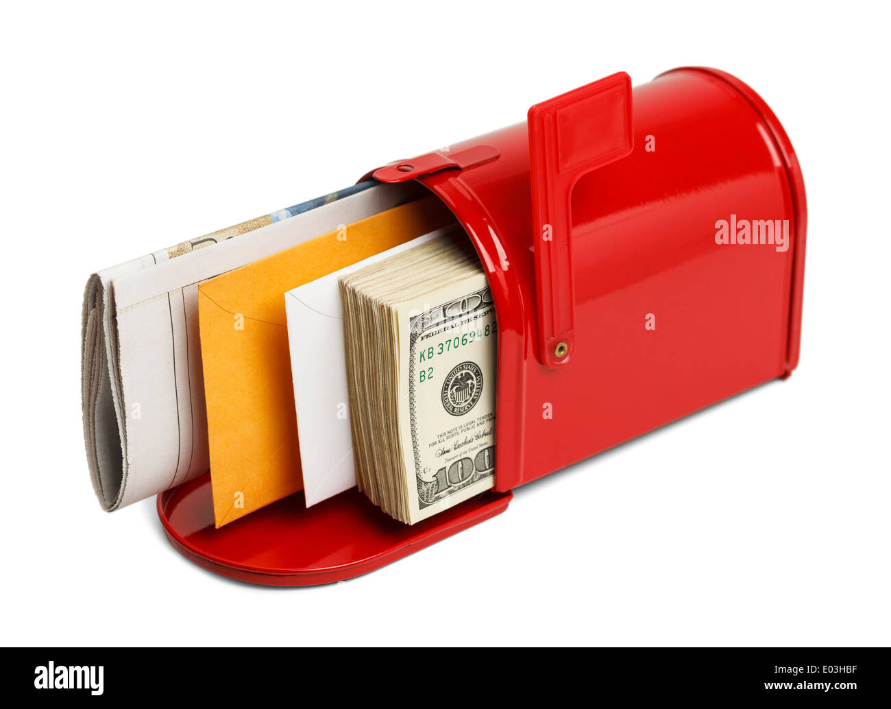 Roten Briefkasten mit Briefen und Geld isoliert auf weißem Hintergrund. Stockfoto