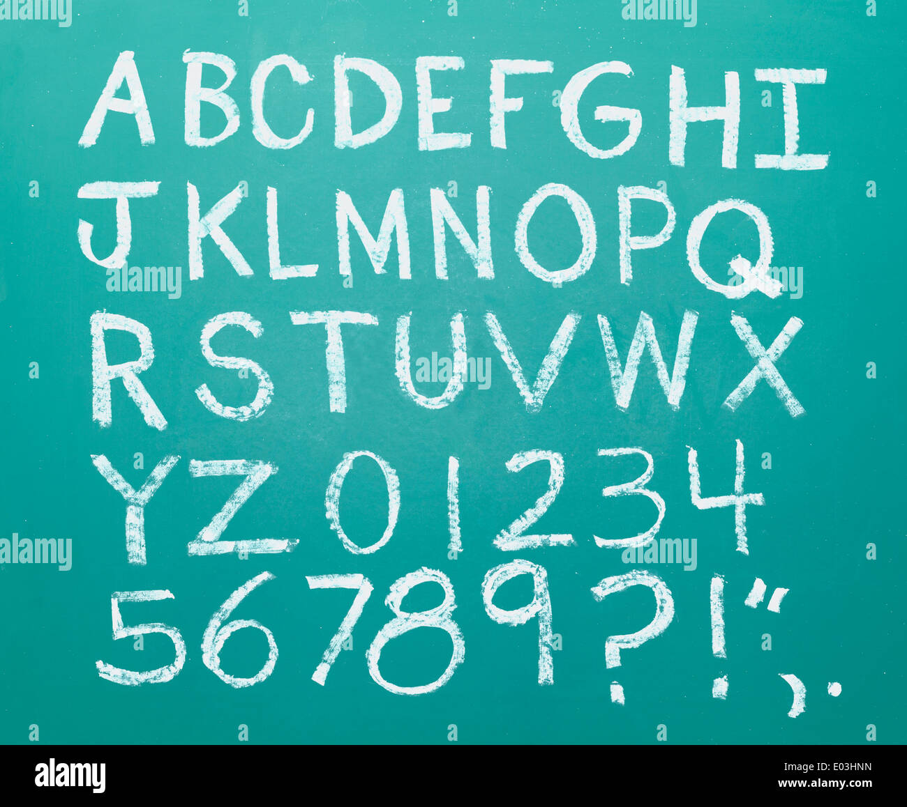Alle Buchstaben des Alphabets auf einer grünen Tafel mit Kreide gezeichnet. Stockfoto