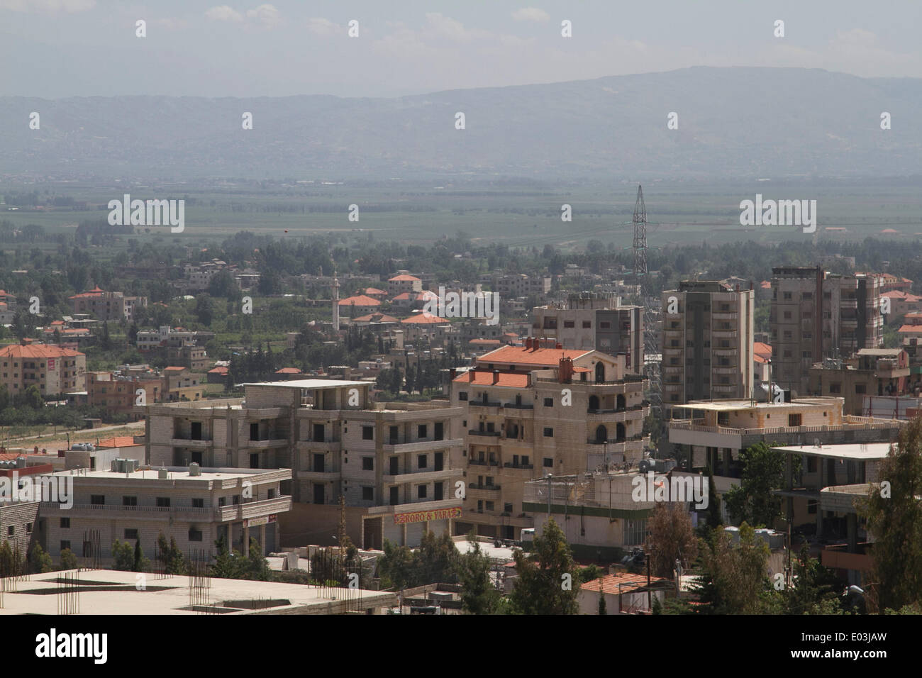 Beirut Libanon. 30. April 2014. Einen Überblick über die Bekaa-Ebene mit der syrischen Grenze im Hintergrund. Die Gewalt und Konflikt im benachbarten Syrien wirkt der libanesischen Tourismus als Tourist wegbleiben. Das Auswärtige Amt hat gegen alle, aber wesentliche Reisen beraten, wie die Syrien bürgerlichen Krieg schwappt über Stockfoto