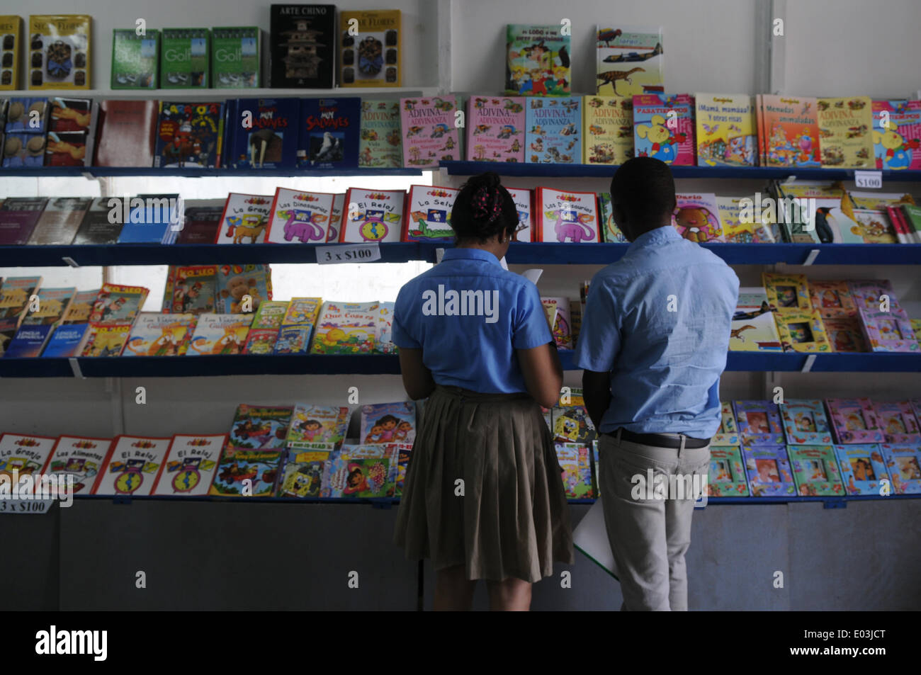 Santo Domingo. 30. April 2014. Schüler sehen Sie Bücher vor einem Stand während der XVII Internationalen Buchmesse in Santo Domingo Stadt der Dominikanischen Republik am 30. April 2014. In den XVII Santo Domingo International Book Fair ist das Gastland der Ehre Panama. © Roberto Guzman/Xinhua/Alamy Live-Nachrichten Stockfoto