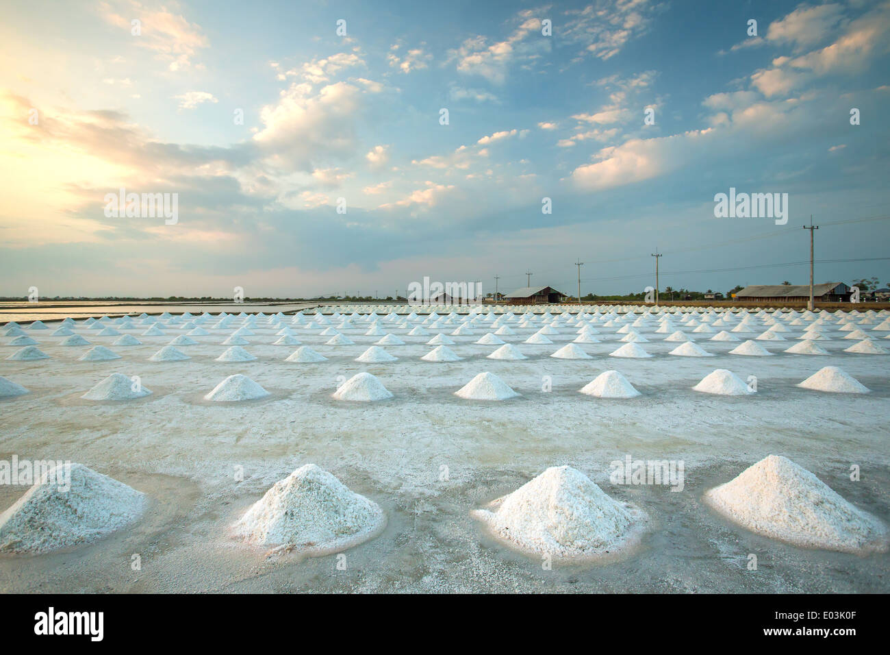 Salzberge auf der Oberfläche des Salzsees, Thailand Stockfoto