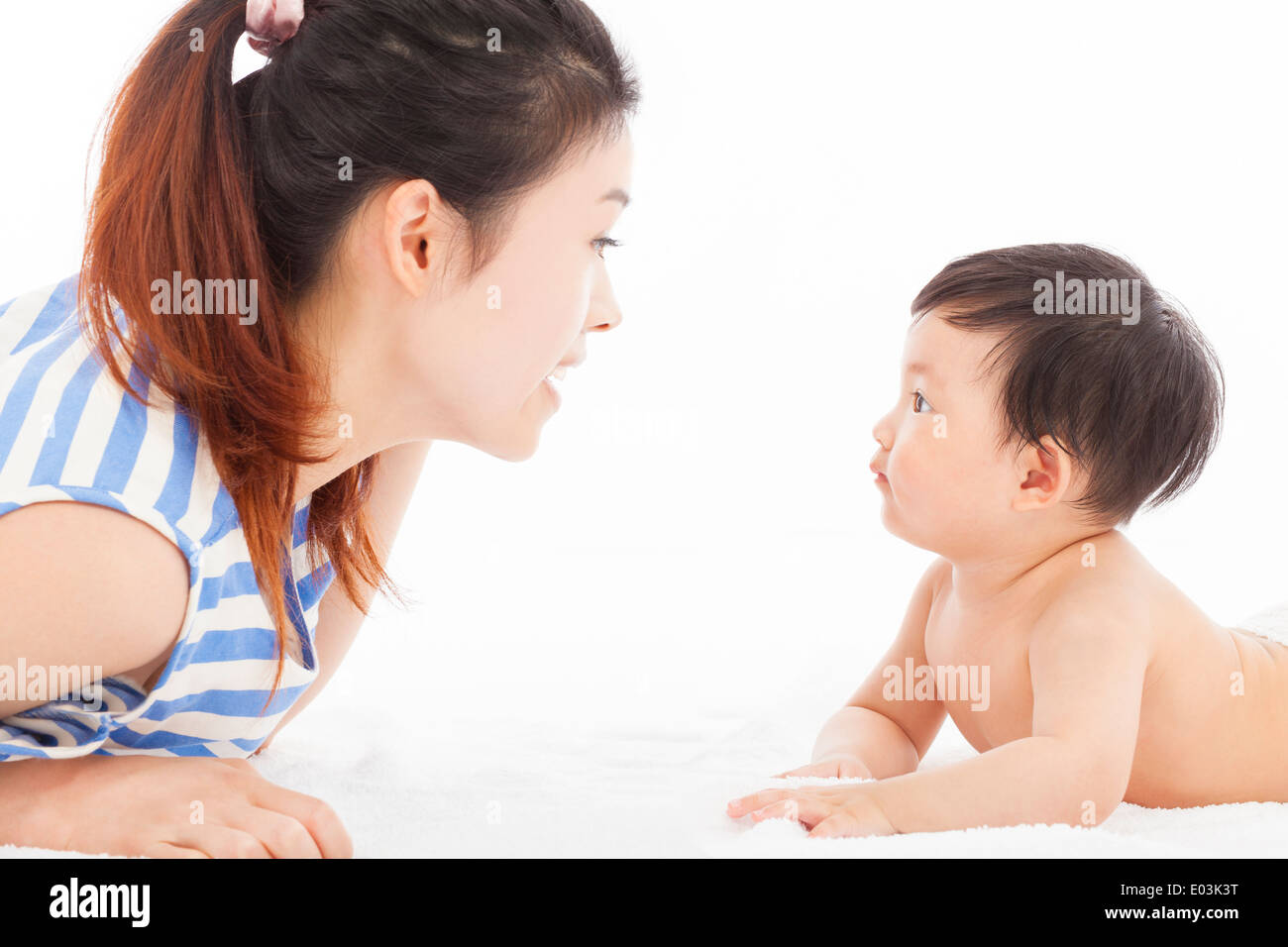 Glückliche Mutter mit Baby sprechen Stockfoto