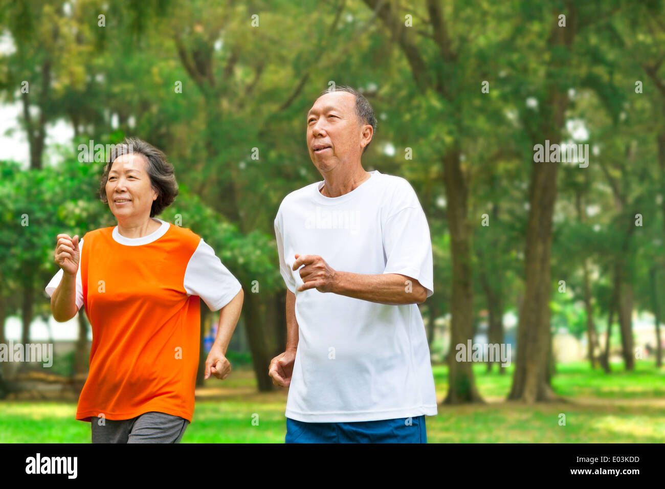 gerne älteres Paar zusammen laufen im park Stockfoto