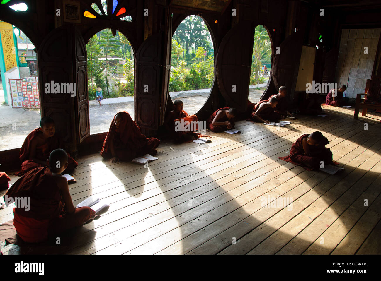 Novizen lernen in der Teak Holz Gebäude von Shwe Yan Pyay Kloster Stockfoto