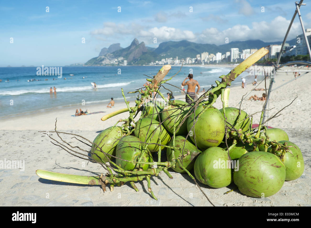 Handvoll frische grüne brasilianischen Coco Verde Kokosnüsse sitzen in der Sonne am Ipanema Strand Rio de Janeiro Brasilien Stockfoto