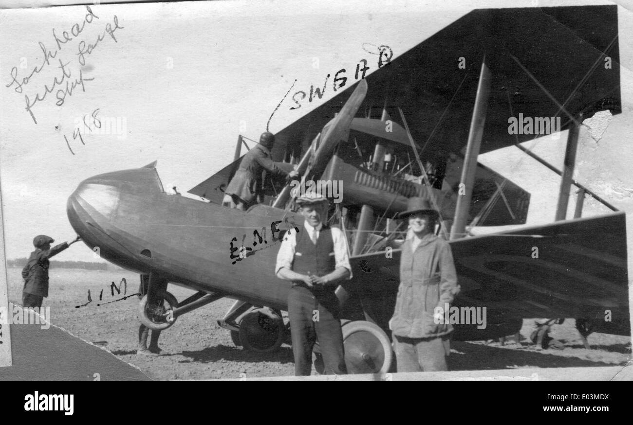 Die Loughead F-1, ursprünglich als Wasserflugzeug konzipiert, wurde später in ein Landflugzeug umgebaut. Diese Änderung trug dazu bei, seine operativen Fähigkeiten zu erweitern und machte es für eine Vielzahl ziviler und militärischer Zwecke in den ersten Jahren der Luftfahrt geeignet. Stockfoto