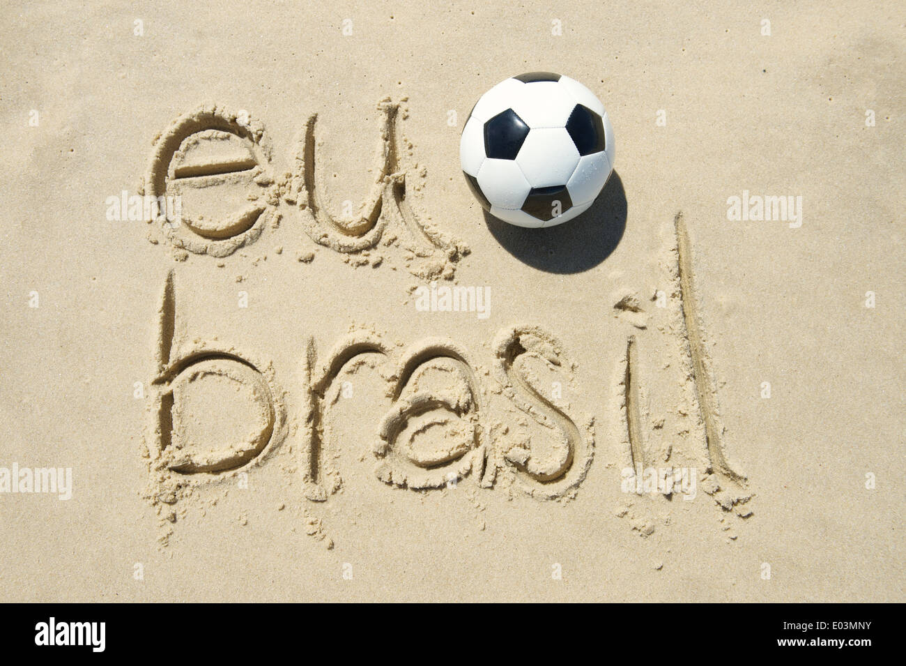 EU-Futebol ich liebe Brasil-Nachricht mit einem Fußball handschriftlich in sand Stockfoto