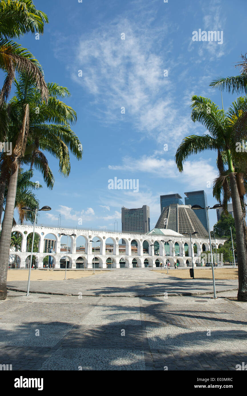 Wahrzeichen, die weißen Bögen von Arcos da Lapa auf die Skyline im Centro von Rio de Janeiro Brasilien Stockfoto