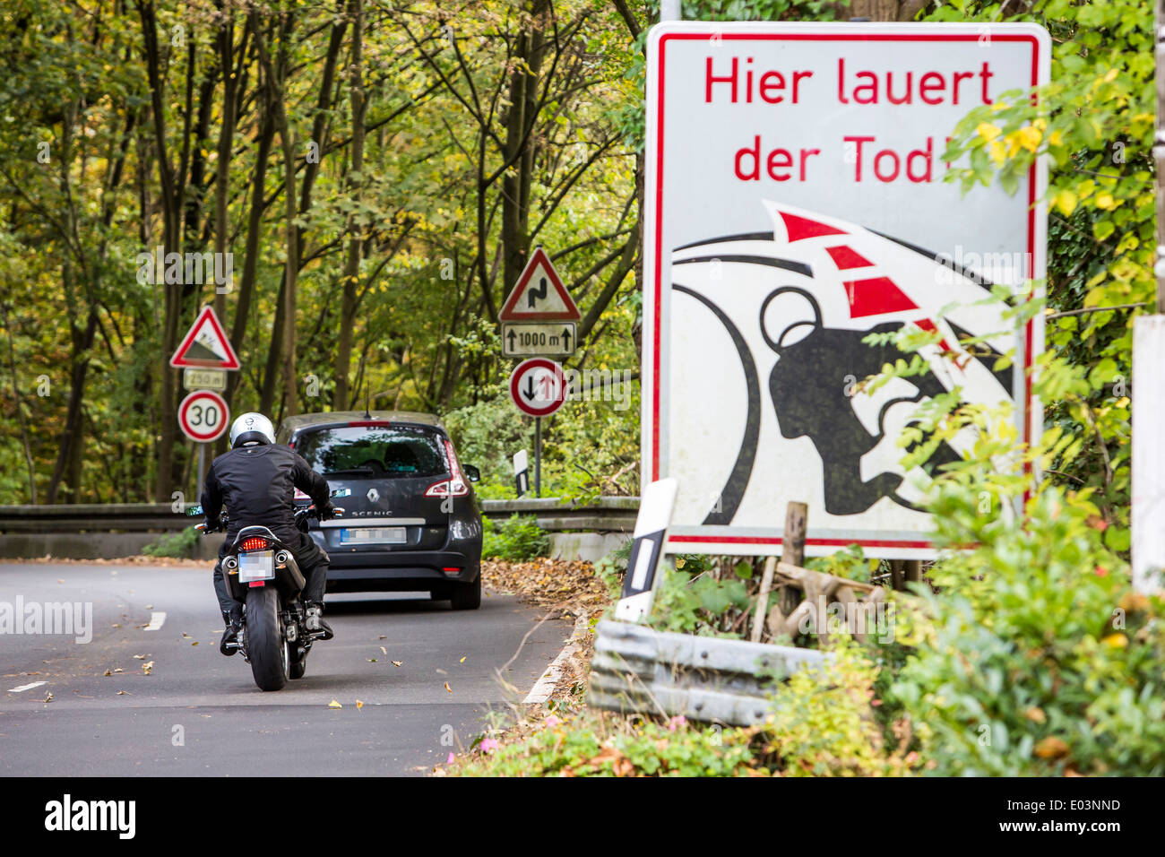 Straßenschild warnt motor Biker eine gefährliche, kurvenreiche Landstraße, wo viele tödliche Unfälle passiert haben. Stockfoto