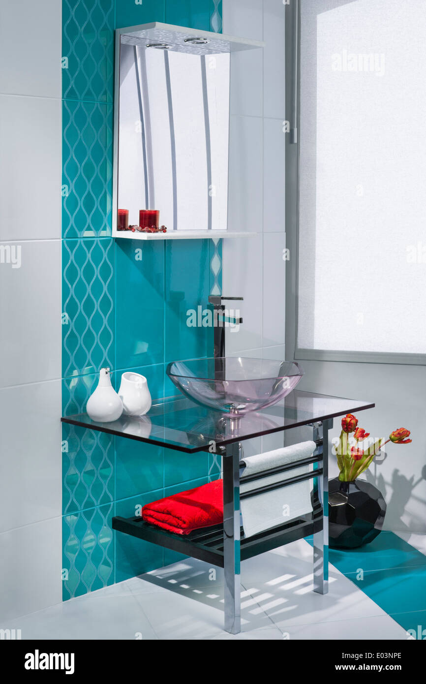 Detail der ein luxuriöses Badezimmer Interieur mit Türkis-weißen Fliesen Stockfoto