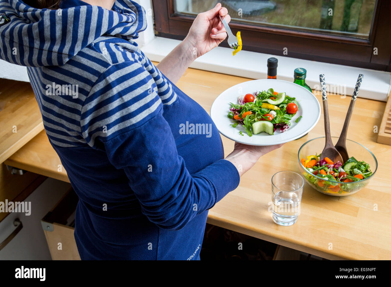 Schwangere Frau bereitet sich auf gesunde Ernährung, eine gesunde Mahlzeit. Stockfoto