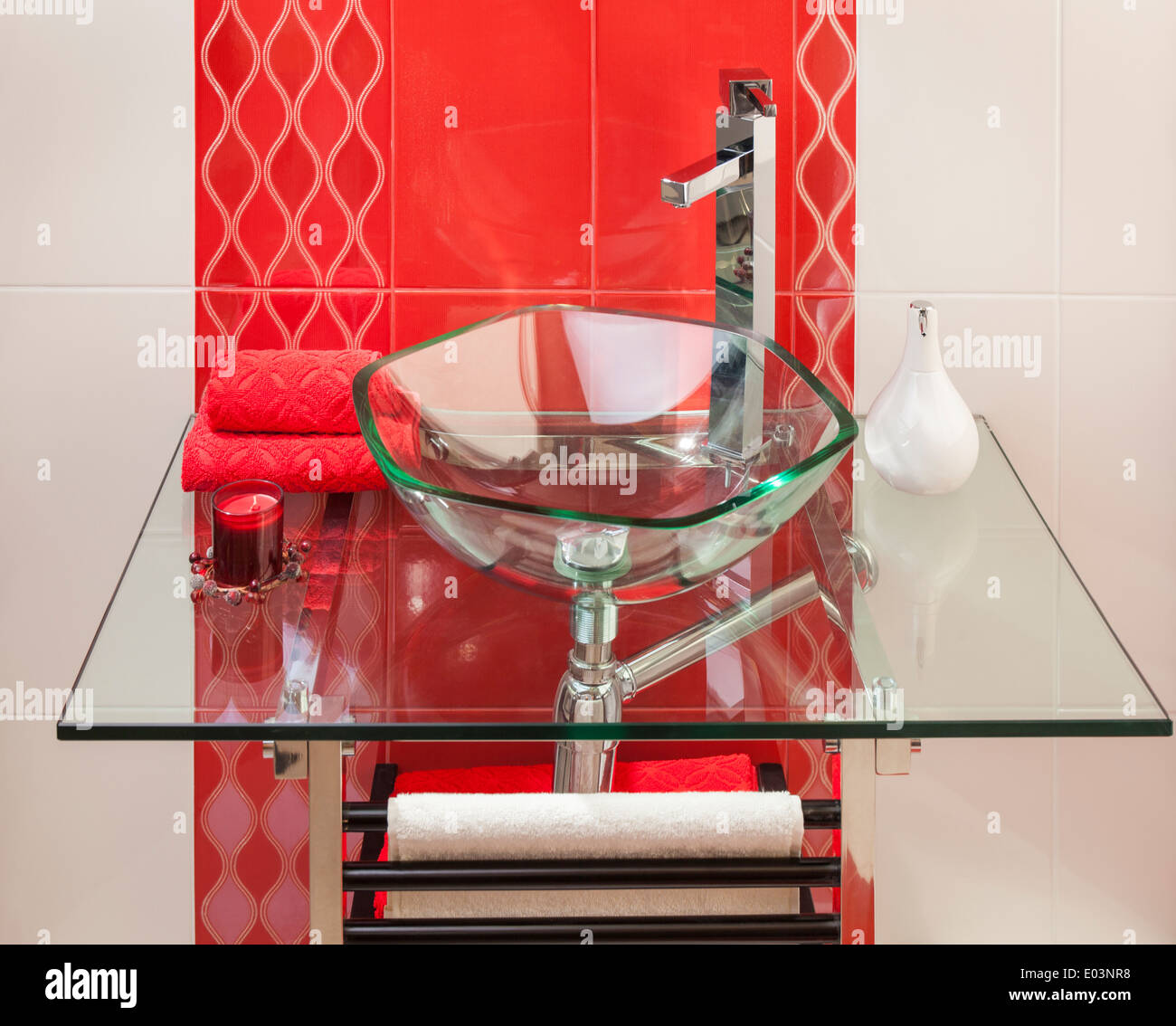 Detail von einem luxuriösen Badezimmer mit roten Ziegeln und Waschbecken aus Glas Stockfoto