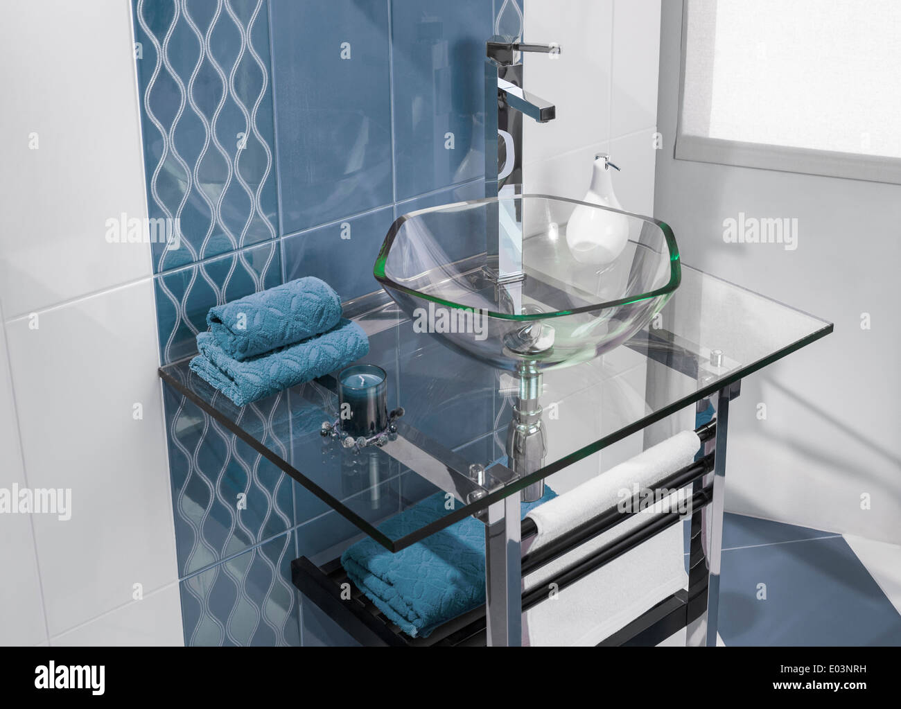 Detail von einem luxuriösen Badezimmer mit blauen Fliesen und Waschbecken aus Glas Stockfoto