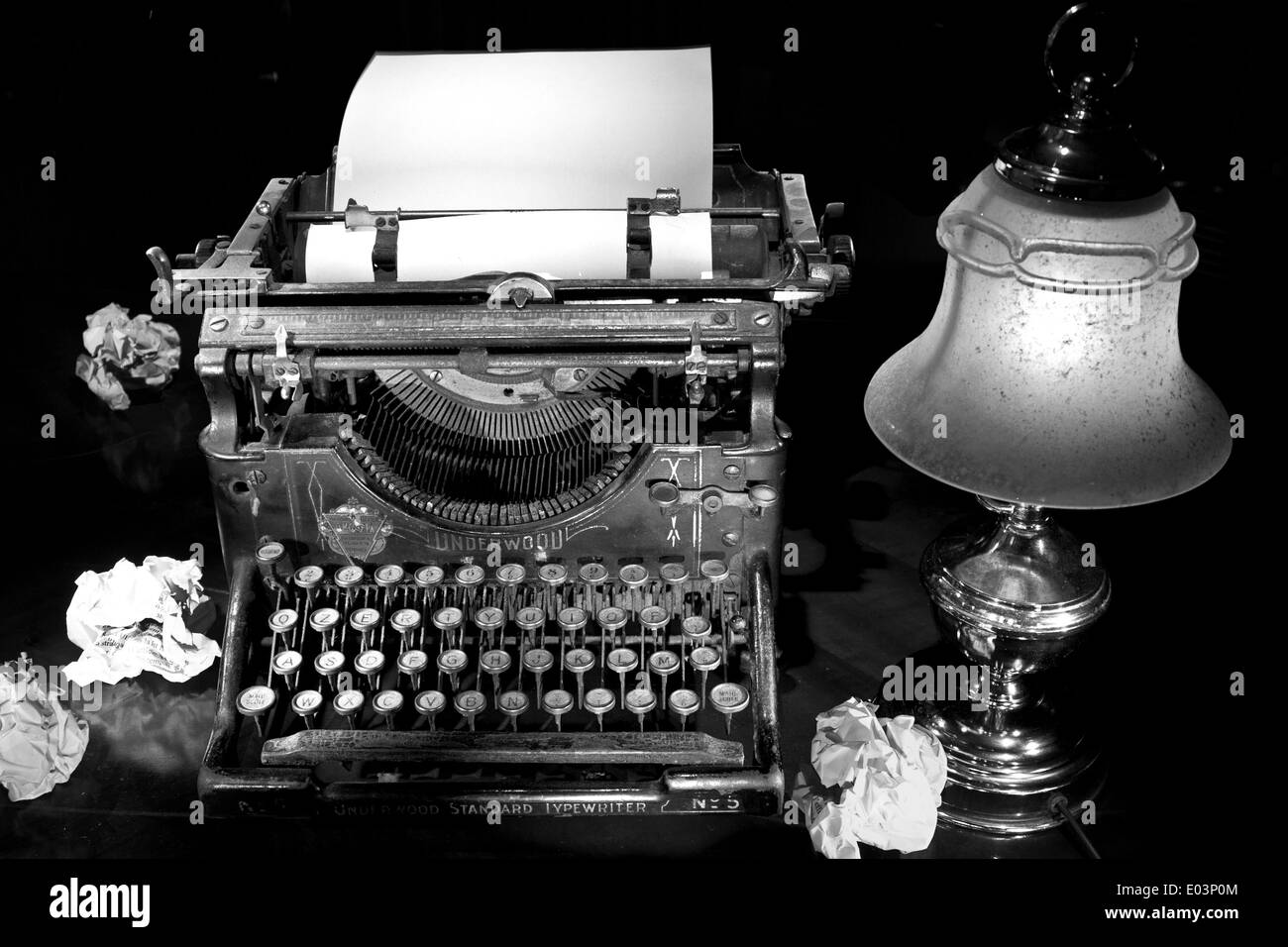 Schreibmaschine mit verschwendet Papier Stockfoto
