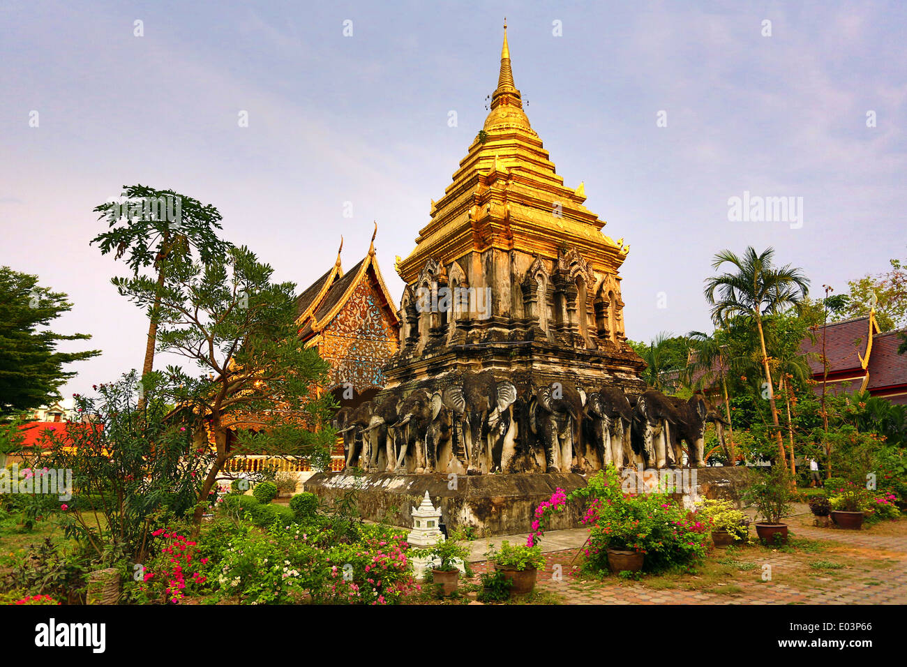 Goldene Turmspitze des Chedi dekoriert mit Elefanten in Wat Chiang Man Tempel in Chiang Mai, Thailand Stockfoto