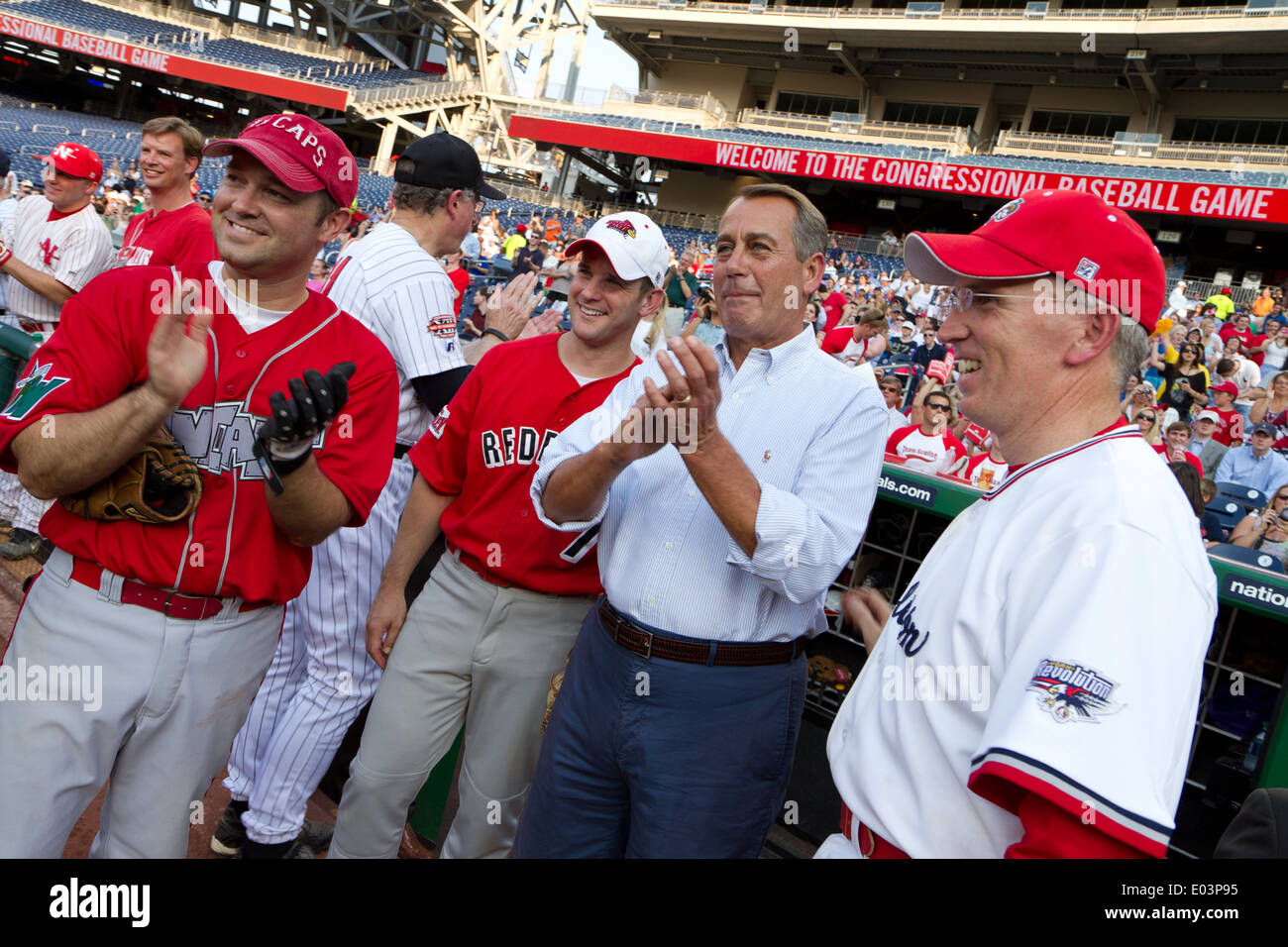 US Sprecher des Hauses John Boehner mit anderen Kongressabgeordneten, links, Marlin Stutzman, Adam Kinzinger und Todd Platts, als sie für die republikanische root team bei der Congressional Baseball-Spiel für einen guten Zweck in den Nationalpark 28. Juni 2012 in Washington, DC. Stockfoto