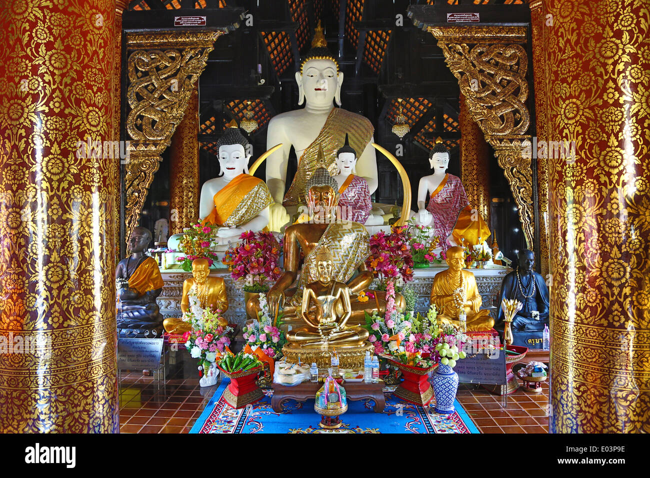 Buddhastatuen im Wat Inthakhin Sadue Mueang Tempel in Chiang Mai, Thailand Stockfoto