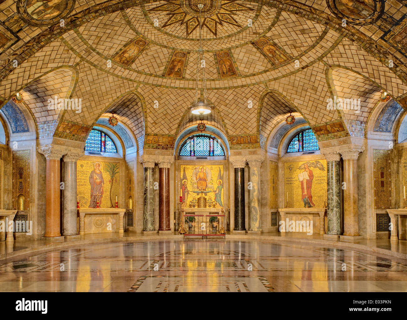 Basilica des nationalen Schreins der dunkelroten Empfängnis, Washington DC, USA Stockfoto