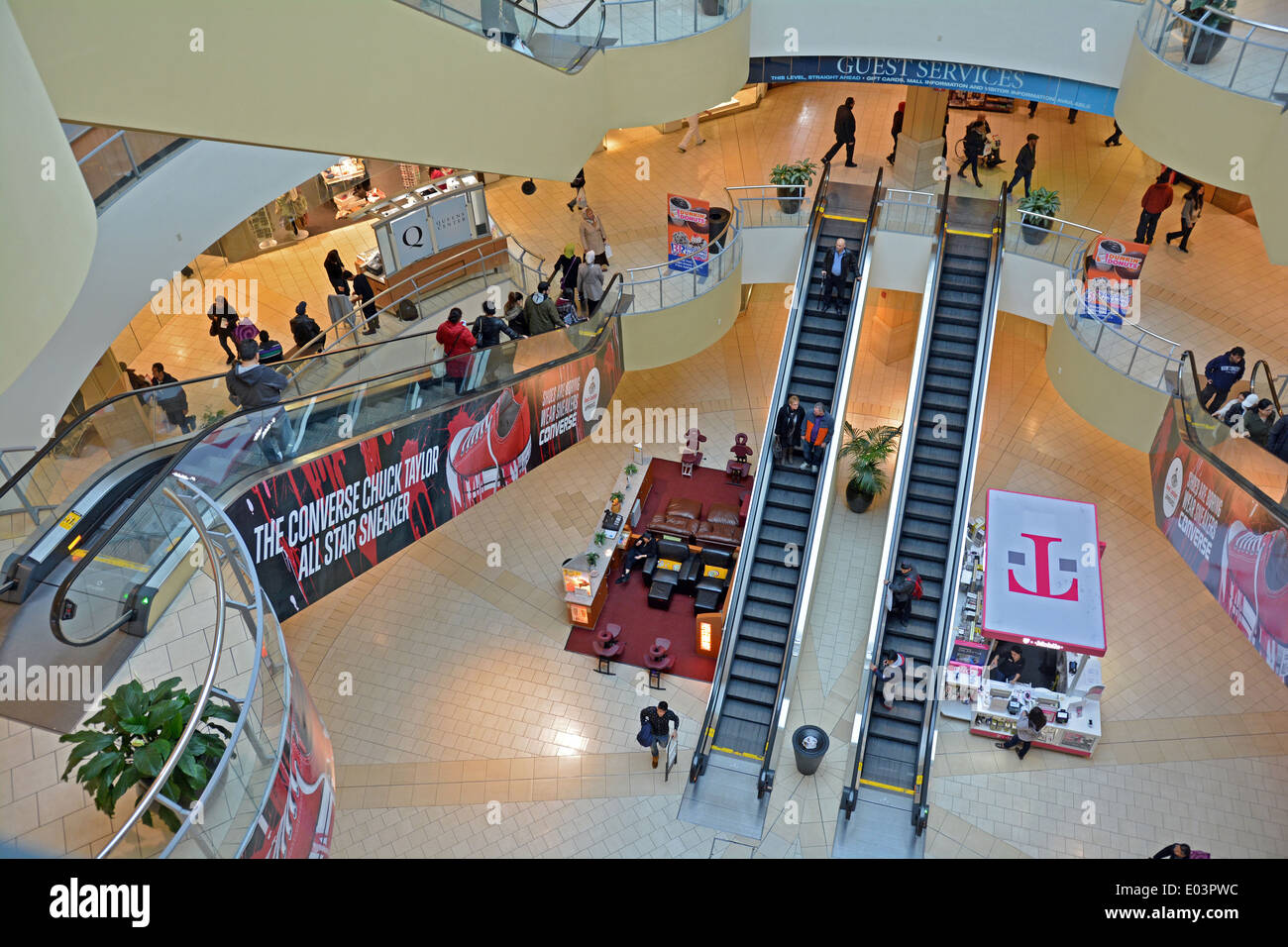 Shoppers queens center mall in Fotos und Bildmaterial in hoher