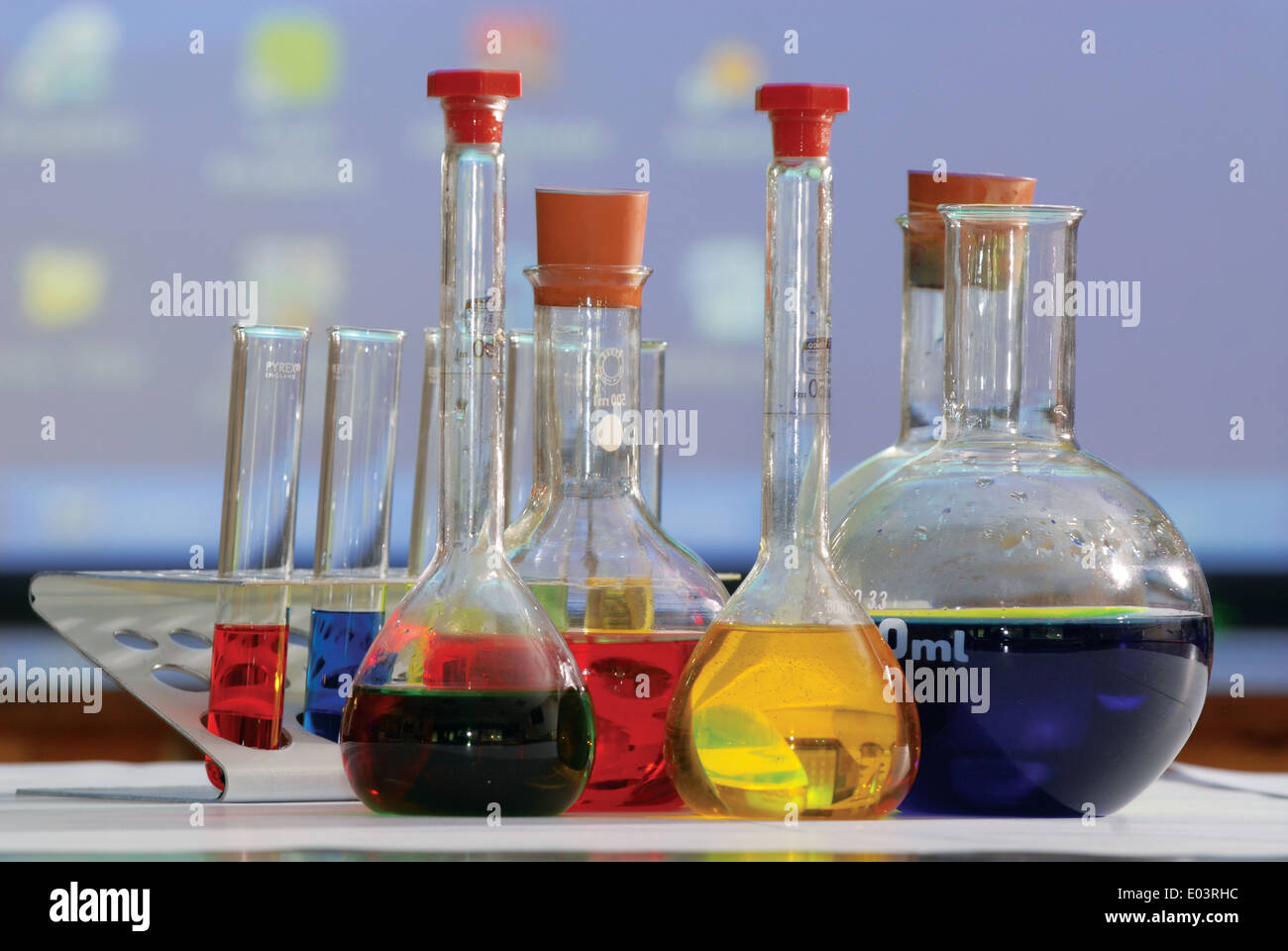 Chemie-Vasallen mit farbigen Flüssigkeiten im Inneren. Stockfoto