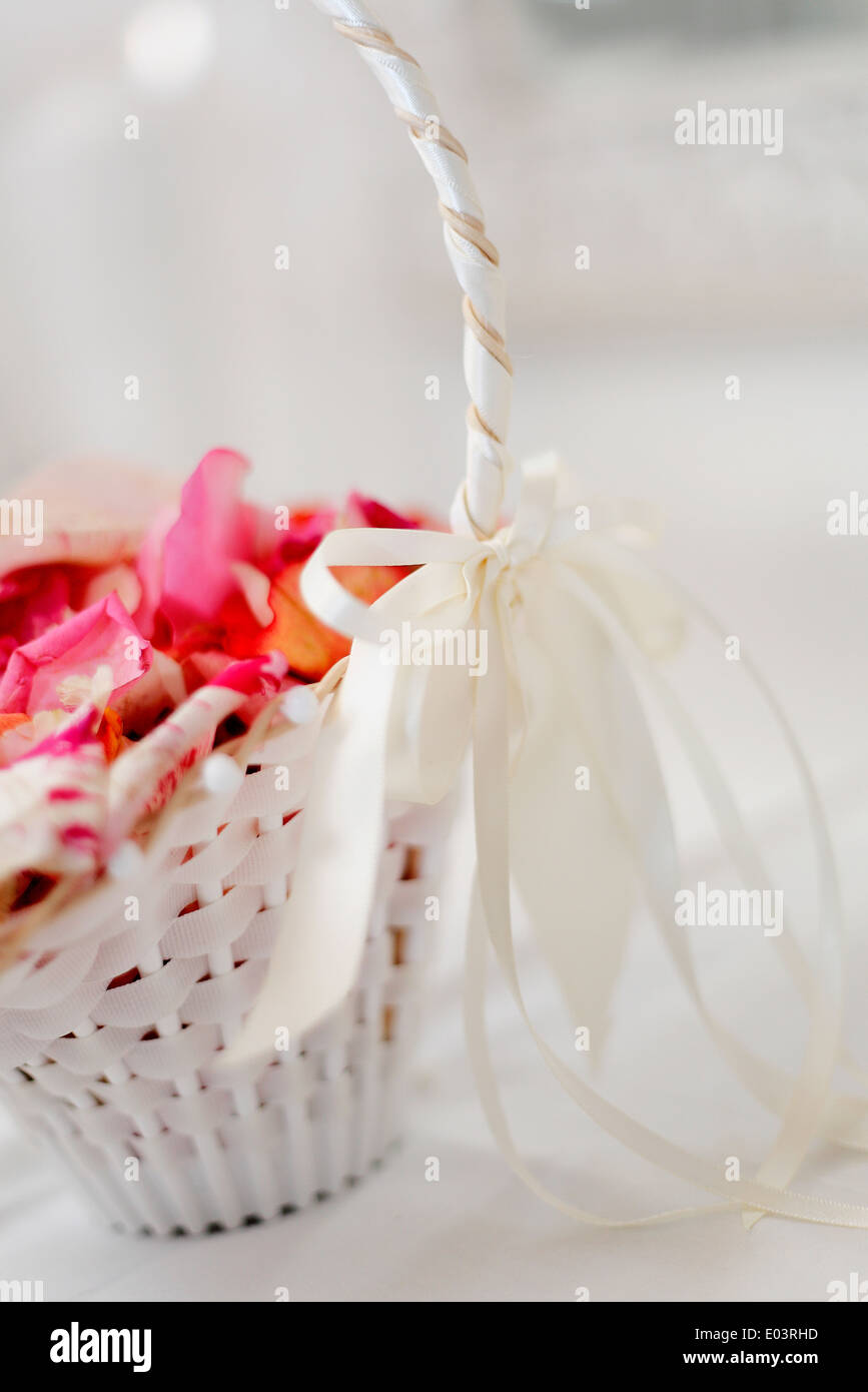 Bunte Blumenkorb für Hochzeit Stockfoto
