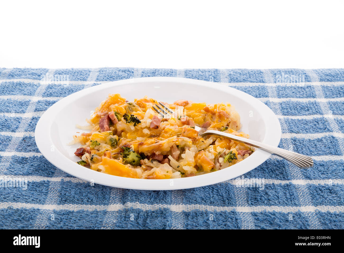 Auflauf von Hash Brown Kartoffeln, Schinken und Brokkoli mit Käse Stockfoto