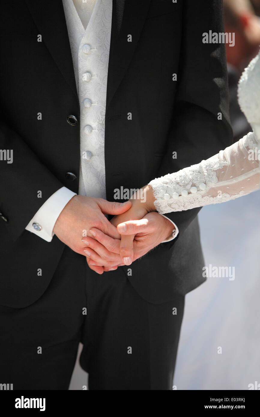 Die Hände der Braut und Bräutigam Stockfoto