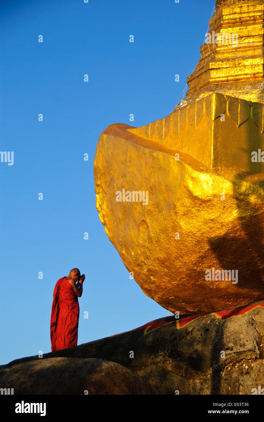 Ein buddhistischer Mönch Ehrerbietung zum goldenen Felsen. Stockfoto