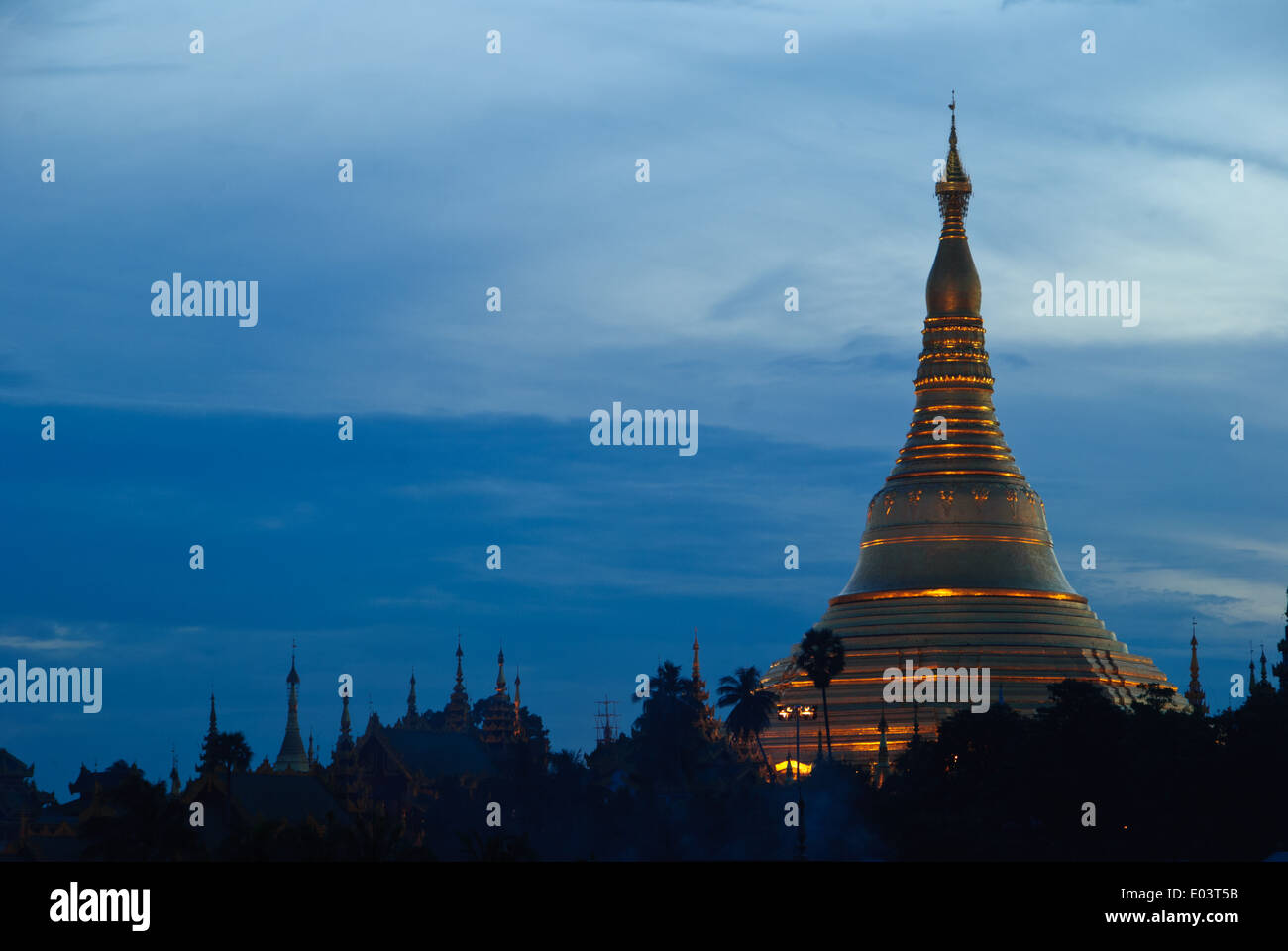 Shwedagon-Pagode in der Abenddämmerung. Stockfoto