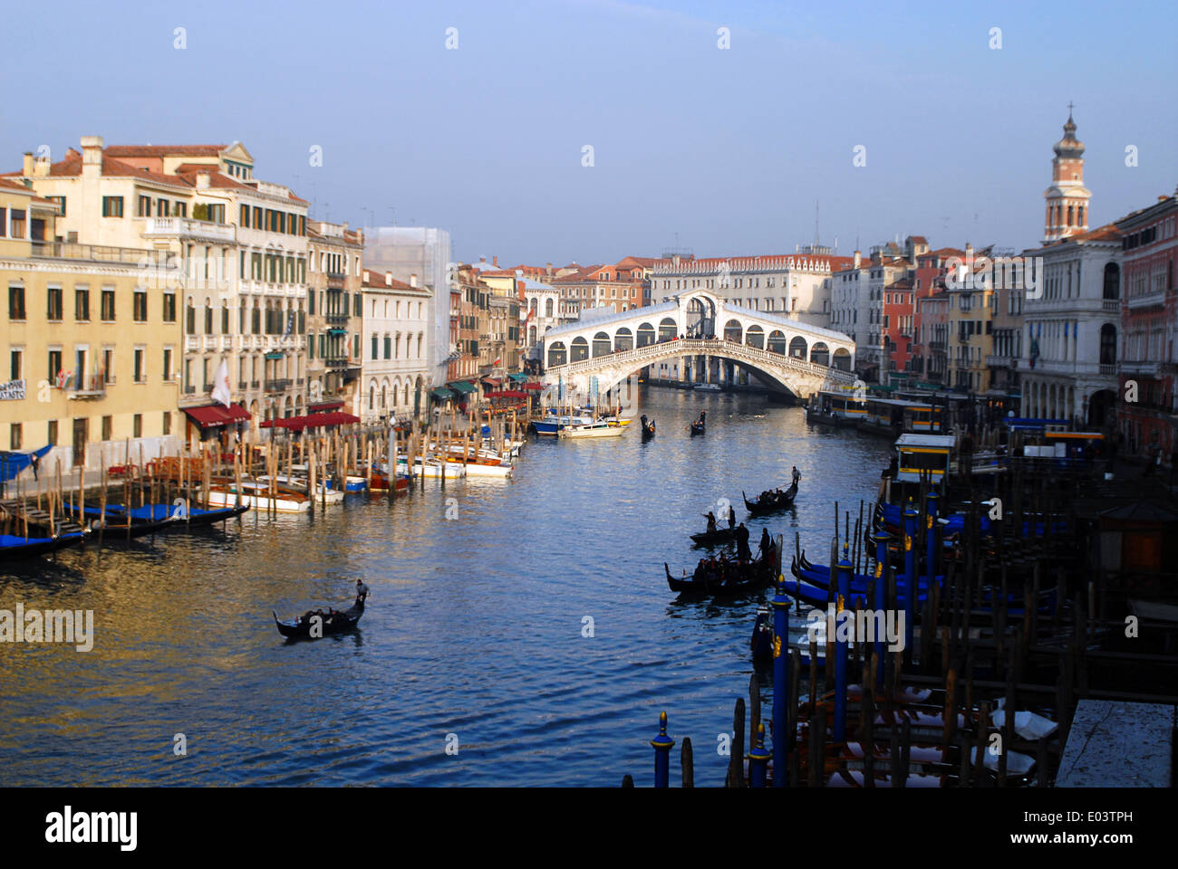 Venedig-Canal Grande und die Rialto-Brücke, Italien. Stockfoto